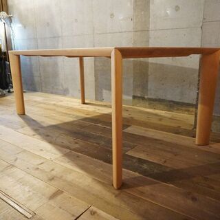 karimoku(カリモク家具)のメープル材を使用したDU6205ダイニングテーブルのご紹介です。シンプルでスッキリとしたデザインのモダンな食卓は北欧スタイルやカフェスタイルなどに！BJ328