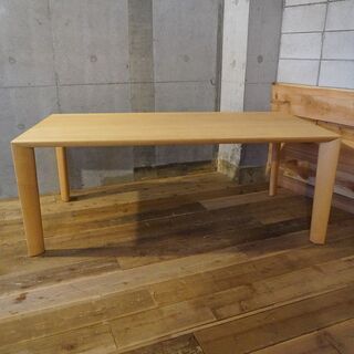 karimoku(カリモク家具)のメープル材を使用したDU6205ダイニングテーブルのご紹介です。シンプルでスッキリとしたデザインのモダンな食卓は北欧スタイルやカフェスタイルなどに！BJ328