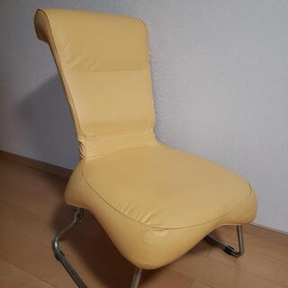 黄色い大きめの椅子