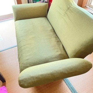 緑色のソファーベッド