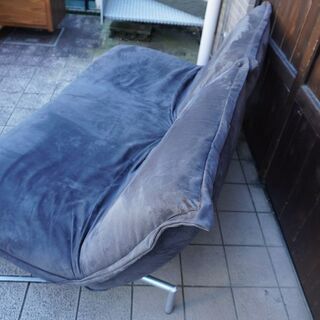 フランスのligne roset(リーンロゼ)のパスカル・ムールグ デザインCALIN(カラン) 2人掛けソファー/ギャッジ付きです。カーバリングなのでメンテナンス性も優れたリクライニングソファー。BJ406