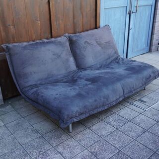 フランスのligne roset(リーンロゼ)のパスカル・ムールグ デザインCALIN(カラン) 2人掛けソファー/ギャッジ付きです。カーバリングなのでメンテナンス性も優れたリクライニングソファー。BJ406