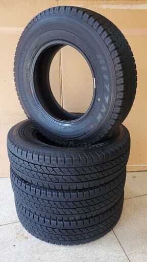 大人気の ハイエース キャラバン スタッドレス lt 107/105l 195/80r15 - タイヤ