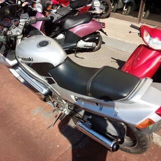 NO.3939　ＺＺＲ２５０　水冷４サイクル２気筒２５０ｃｃエンジン　シルバー／ガンメタリック　☆彡 NO.3939 ZZR250 水冷4サイクル2気筒250ccエンジン