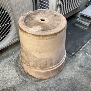 珍しい大きな素焼きの植木鉢
