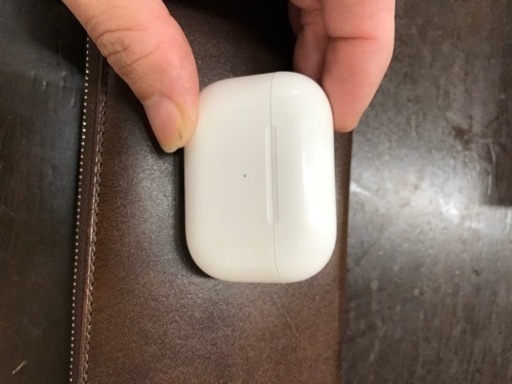 Apple純正のAirPods Proの充電ケースです。