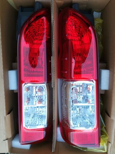 ハイエーステールランプ純正 ハイエース テールランプ 純正 8型 ダーク