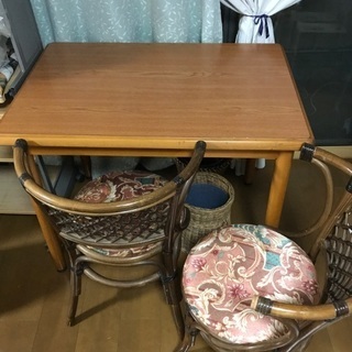 テーブルと椅子2脚