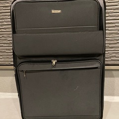 大型旅行バッグ　大型スーツケース　かなりたくさん入りますーツケース