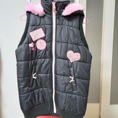 子供服《新品》CRT CUTIE　袖無しジャケット(黒色)　150cm　【値下げ】