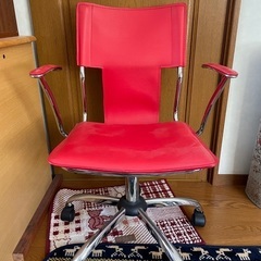 キャスター付き椅子　赤