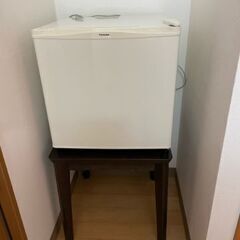 東芝製小型冷蔵庫（置台付き）