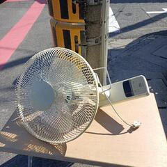 百円家電　壁付　扇風機🐱🎶
