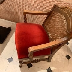 【ネット決済】レトロな赤いベルベット貼りの椅子