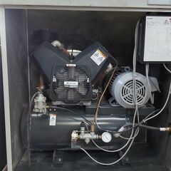 コンプレッサー　アネスト岩田　CLD22-8.5  2.2kw  3馬力　三相200V　50Hz　運転時間2600ｈ