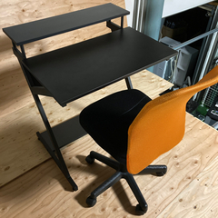 ● 机と椅子のセット、キャスター付きのオフィスチェアー