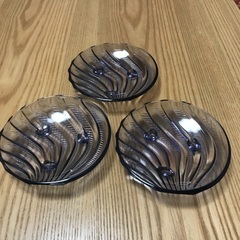 374、昭和レトロな丸いガラス皿(波形模様)3点