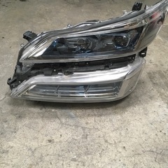 トヨタ  ヴェルファイア　左ライト