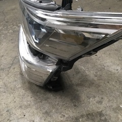 トヨタ  ヴェルファイア　左ライト