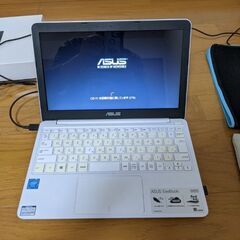 ASUS　Eee Book X205Aホワイト