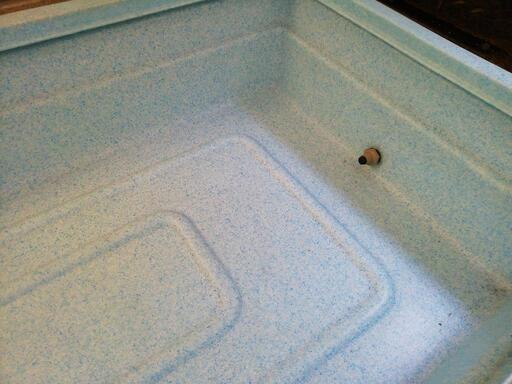 金魚すくいの水槽⁉️ めだかを飼って観るのも⁉️ 綺麗です。菜園