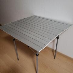アルミ製のテーブル