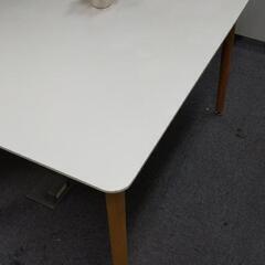 【ネット決済】テーブル　白い天板、木製の脚　天板に汚れあり