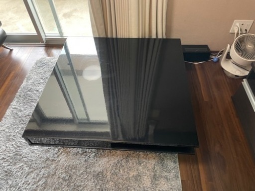 正方形のガラス製ローテーブル