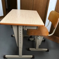 学習机と椅子です。