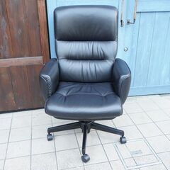 人気のkarimoku(カリモク家具)より総本革のキャスター付きデスクチェア/XS1300です！高級感溢れるレザーのアームチェアは書斎やシアタールーム、リビングなどの寛ぎスペースにもおすすめ！BK110