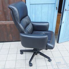 人気のkarimoku(カリモク家具)より総本革のキャスター付きデスクチェア/XS1300です！高級感溢れるレザーのアームチェアは書斎やシアタールーム、リビングなどの寛ぎスペースにもおすすめ！BK110