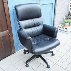 人気のkarimoku(カリモク家具)より総本革のキャスター付きデスクチェア/XS1300です！高級感溢れるレザーのアームチェアは書斎やシアタールーム、リビングなどの寛ぎスペースにもおすすめ！BK110