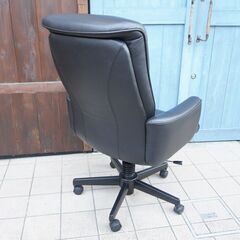 人気のkarimoku(カリモク家具)より総本革のキャスター付きデスクチェア/XS1300です！高級感溢れるレザーのアームチェアは書斎やシアタールーム、リビングなどの寛ぎスペースにもおすすめ！BK110