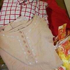 パジャマ半袖、刺繍長袖、花柄短めTシャツ、トレーナー赤