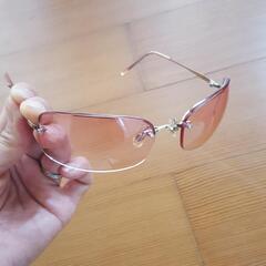 うすいピンクのサングラス
