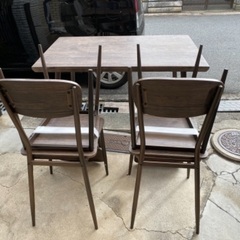 テーブル×1,椅子×4のセットです