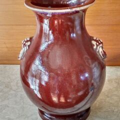 茶色の陶器の花瓶