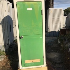 【このタイプはこれが最後です】仮設トイレ（水洗式）、軽いので搬入は簡単に出来ます。 このタイプはこれが最後です】仮設トイレ（水洗式）、軽いので搬入は簡単に