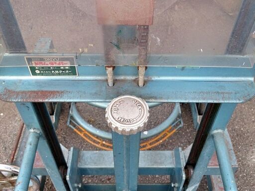 山口)下松市より　TAIYU 大阪タイユー ドラム缶反転投入機 ドラムダンパー DM-1100 荷重300kg ストローク1100mm 2010年製 BIZHL10H