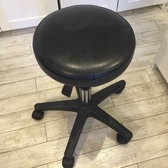 シンプルな丸椅子