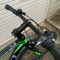新品★未使用　クロスバイク　700×28C　シマノ製6段変速  ブラック/グリーン