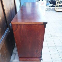 岩手の伝統工芸家具、岩谷堂箪笥 欅材を使用した漆塗りNo.404サイド 