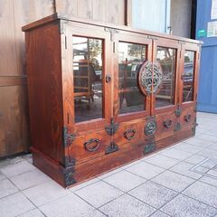 岩手の伝統工芸家具、岩谷堂箪笥 欅材を使用した漆塗りNo.404サイドボード２号新です！牡丹紋様の南部鉄器が魅力の食器棚♪モダンなデザインでご自宅の飾り棚としてや、店舗什器としてもおすすめ！BK126