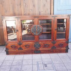 岩手の伝統工芸家具、岩谷堂箪笥 欅材を使用した漆塗りNo.404サイドボード２号新です！牡丹紋様の南部鉄器が魅力の食器棚♪モダンなデザインでご自宅の飾り棚としてや、店舗什器としてもおすすめ！BK126