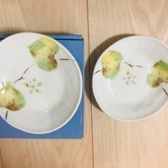 新品　葉っぱ模様の小皿2枚セット