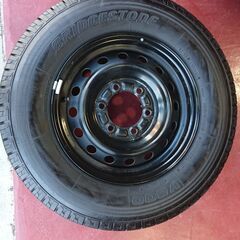 中古タイヤ　ハイエース200系　ｽﾁｰﾙﾎｲｰﾙ付き4本セット　　