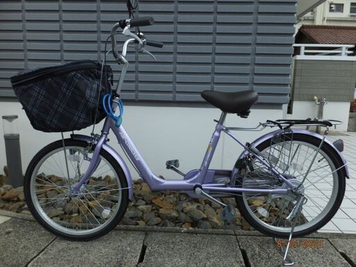 大人も子供（小学生から～）も乗れます。●１か月間のみの使用品です。　２２インチ　シングル軽快車　通学コロナ通勤　自転車　自動ライト自動点灯　やわらかいクッション付きサドル　コーナンで買いました。★パープル紫色
