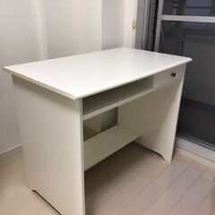 白の机(IKEA)