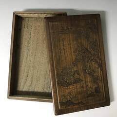 ⭕⭕⭕KI2/86　時代物【 初代 半藤逸我 刀 】逸我刀 木箱 24×15cm 文箱 書道具 硯箱 木彫 竹彫 彫刻 彫工会 工芸 美術 山水図 空箱 道具箱⭕⭕⭕