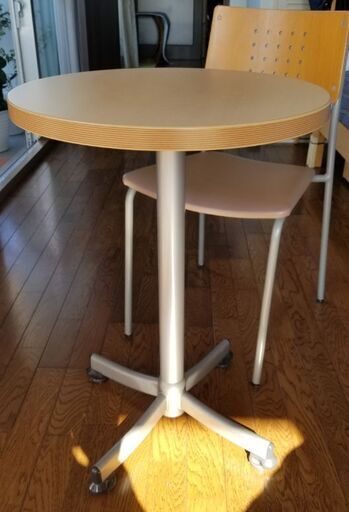 コーヒーテーブルと椅子２脚